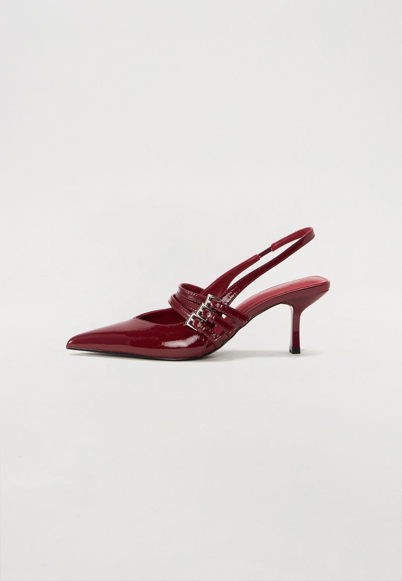 Punased lakknahast slingback kontsad, millel on terav varvas, kaks luku rihma ja saledat, keskmise kõrgusega stiletto kontsad. Sile tekstuur.