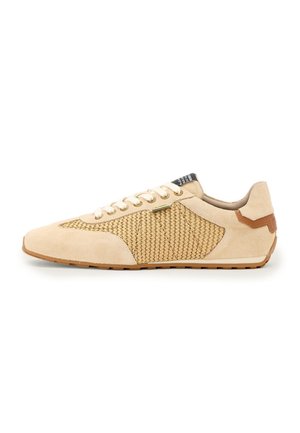 Beige casual sneaker met geweven zijpaneel, suède neus en hiel, witte veters en rubberen zool, getoond in zijaanzicht op een witte achtergrond.