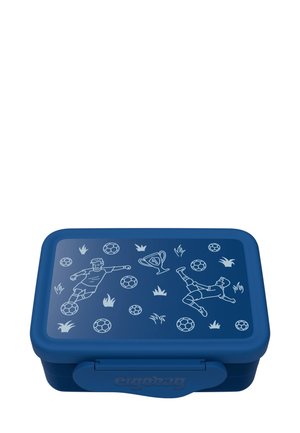 Blauer Kunststoff-Lunchbox mit transparentem Deckel, verziert mit weißen Illustrationen von Fußballspielern, Bällen und einem Pokal vor einem grünen Hintergrund.