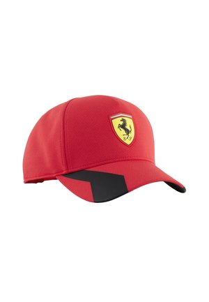 Rød baseballkasket med sort detalje på skyggen og et gult Ferrari-logo med en optrædende hest foran.
