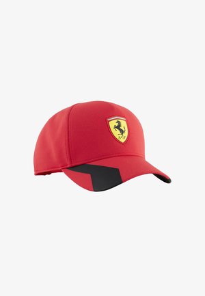 Casquette de baseball rouge avec un détail noir sur la visière et un logo Ferrari jaune avec un cheval cabré sur le devant.