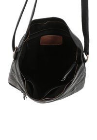 Borsa a tracolla in pelle nera con una texture liscia, dotata di chiusura con zip, tasche interne e interno foderato in tessuto.