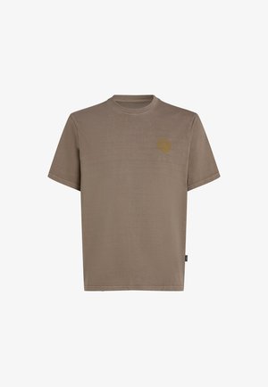 Brun kortærmet T-shirt lavet af blødt stof, med rund hals og et diskret rundt logo på brystet.