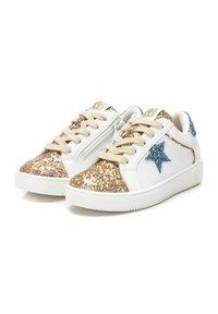 Sneakers bianchi con accenti di glitter dorato, dettagli a stella blu chiaro, lacci beige e suole in gomma bianca testurizzata. Cerniera sul lato.