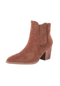 Stivaletto in suede marrone con punta affusolata, dettagli a righe verticali e un tacco spesso in legno. Texture liscia su tutta la parte superiore.