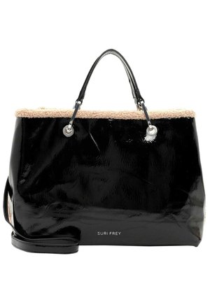 Bolso tote de charol negro con ribete de borrego beige, dos asas superiores, correa de hombro desmontable y logo "SURI FREY" en el frontal.