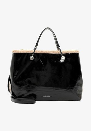 Zwarte lakleren tote tas met beige shearling afwerking, twee bovenhandgrepen, afneembare schouderriem en "SURI FREY" logo aan de voorkant.