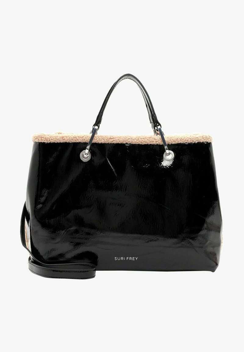 Sac cabas en cuir verni noir avec garniture en shearling beige, deux poignées supérieures, bandoulière amovible et logo « SURI FREY » à l'avant.