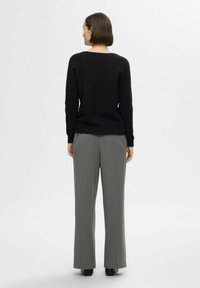 Selected Femme SLFLULU NEW V NECK - Pulover - black