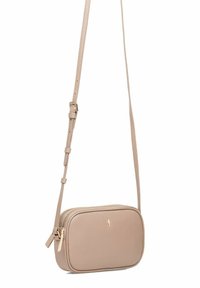 Beżowa skórzana torba crossbody o prostokątnym kształcie, teksturowanej powierzchni, złotych akcesoriach i regulowanym pasku. Zamek błyskawiczny z logo.