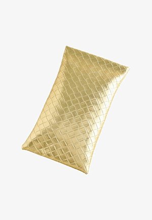 Złota metaliczna kopertówka z pikowanym, plecionym wzorem i prostokątnym kształtem na białym tle.