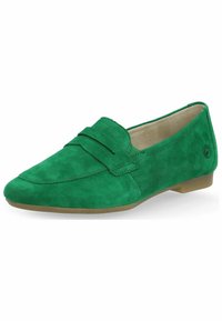 Mocassins en daim vert avec un bout légèrement pointu, détail de strap décoratif et une semelle plate en caoutchouc basse.