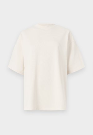 Enkel, off-white, oversized T-shirt med korte ærmer og rund halsudskæring, vist på en lys grå baggrund.