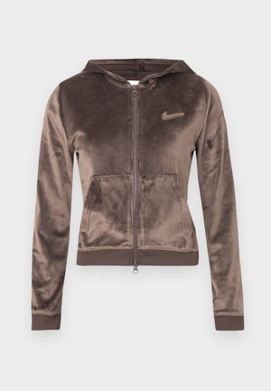 Brązowa aksamitna bluza z kapturem na zamek, z przednią kieszenią i ściągaczami na mankietach. Posiada małe, metaliczne logo na lewej piersi. Miękka w dotyku.