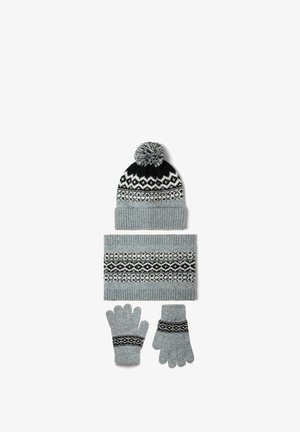 Graue Strickmütze mit schwarz-weißen gemusterten Saum, passender grauer Schal mit dekorativem Band und graue Handschuhe mit gemusterten Akzenten.