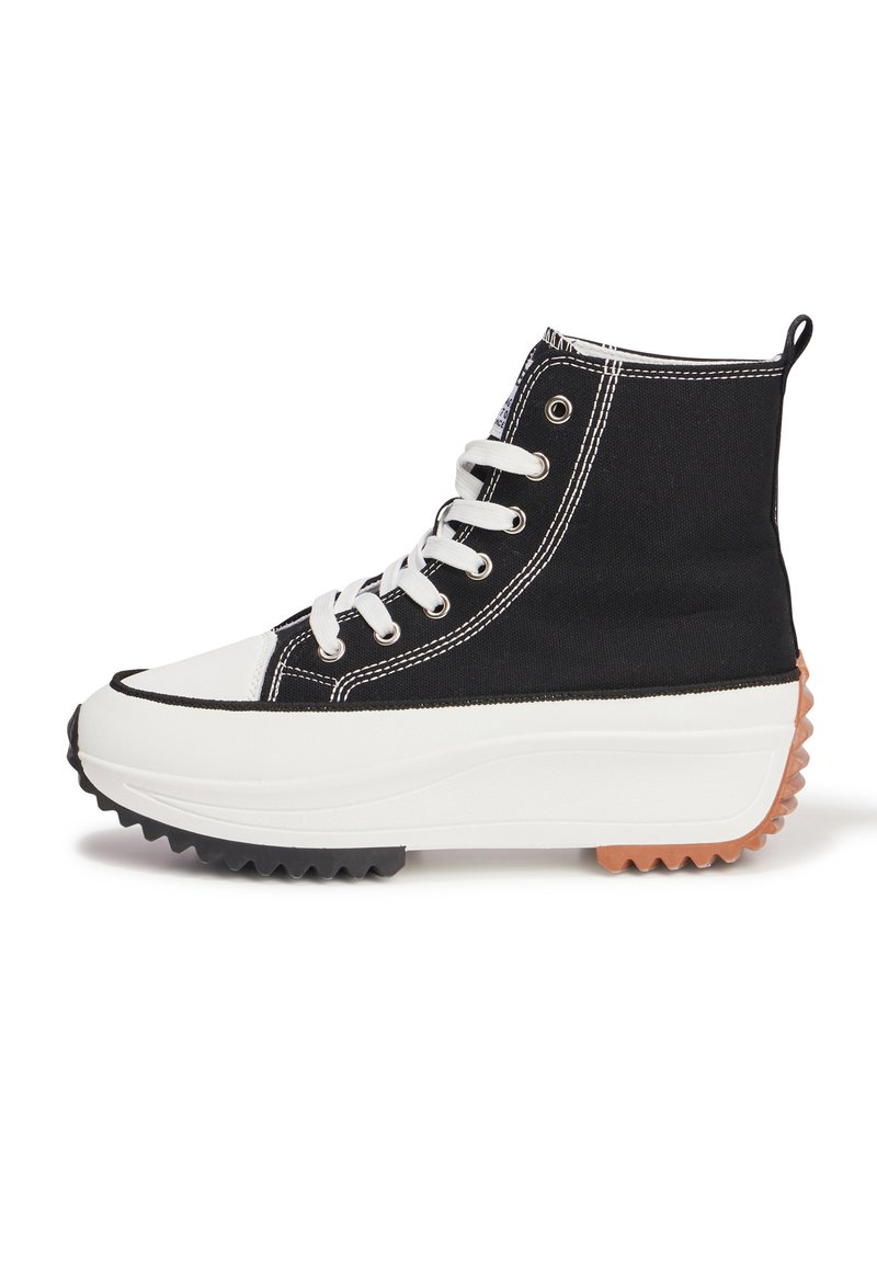 Schwarze Canvas High-Top Sneaker mit weißen Schnürsenkeln, gummiertem Zehenkappen und einer kräftigen, mehrfarbigen Sohle mit einem strukturierten Grip-Muster.