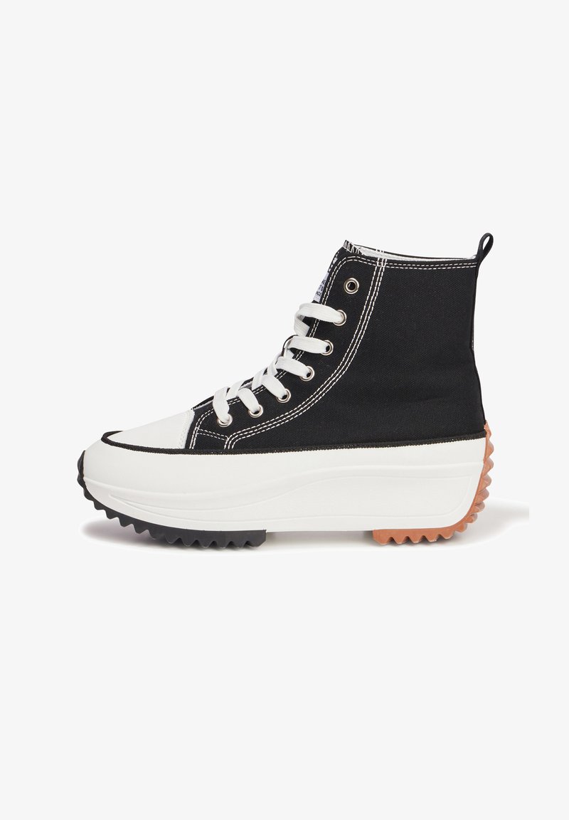 Schwarze Canvas High-Top Sneaker mit weißen Schnürsenkeln, gummiertem Zehenkappen und einer kräftigen, mehrfarbigen Sohle mit einem strukturierten Grip-Muster.