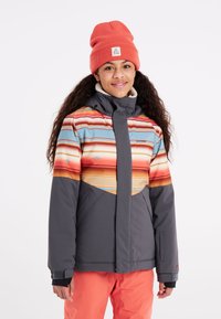 Kleurvolle, gestreepte skijas met een grijze basis, voorzien van horizontale strepen in blauw, oranje, rood en geel. Textuurstof en hoge kraag.