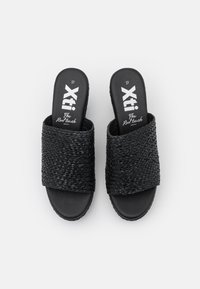Sandales slides tissées noires à bouts ouverts avec semelles intérieures de marque portant l'étiquette "Xti The Real Touch" en taille 37, vues de dessus.