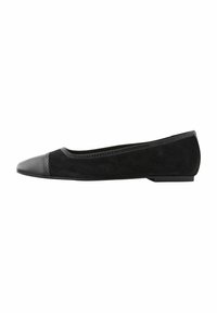 Scarpa piatta nera con corpo in suede e punta in pelle lucida. Presenta un bordo testurizzato lungo l'apertura e un tacco basso e quadrato.