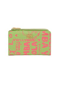 Cartera de piel vegana verde con textura elevada, que presenta un patrón gráfico de texto en rosa. Herrajes en tono dorado con cierre de cremallera.