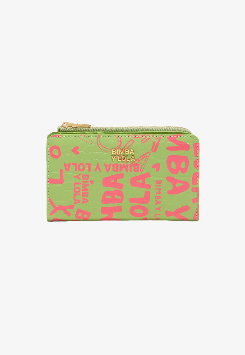Cartera de piel vegana verde con textura elevada, que presenta un patrón gráfico de texto en rosa. Herrajes en tono dorado con cierre de cremallera.