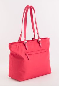 Bolsa de tote rosa hecha de material sintético, con dos asas largas, un cierre de cremallera y un bolsillo frontal con cremallera.