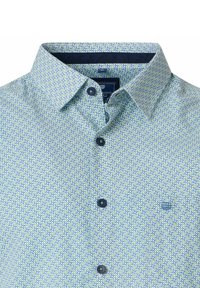 Korte mouwen shirt in lichtgroen en wit met een geometrisch patroon, voorzien van een button-down kraag en marineblauwe knopen.