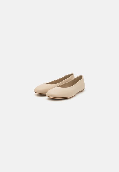 Beige platte schoenen met een gladde leren textuur, ronde neus en minimalistisch ontwerp. Voorzien van een lage hak en subtiele binnenvoering.