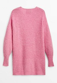 Różowy sweter dzianinowy z długimi rękawami, o strukturalnym wzorze i okrągłym dekolcie. Tył jest nieco dłuższy niż przód.