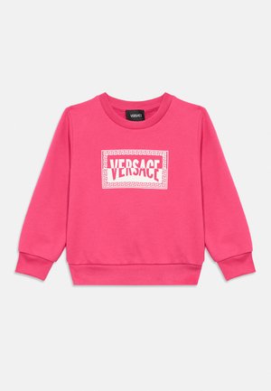 Hellpinkes Sweatshirt mit langen Ärmeln und gerippten Bündchen und Saum, mit weißem Versace-Logo in der Mitte eines dekorativen rechteckigen Rahmens.
