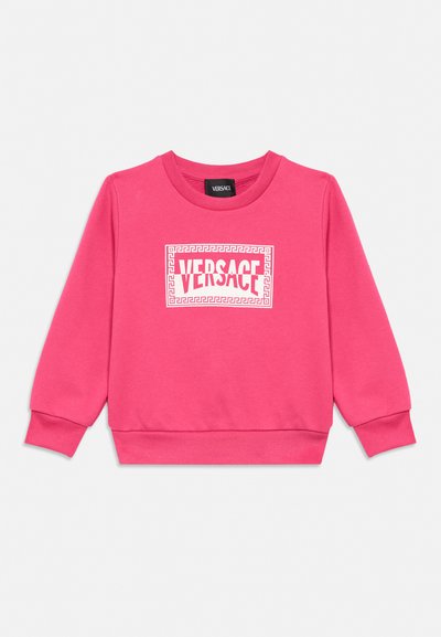 Erkroosa pika varrukaga dressipluus soonikkoes varrukaotste ja äärega, valge Versace logoga, mis on paigutatud dekoratiivsesse ristkülikukujulisse raamistikku.