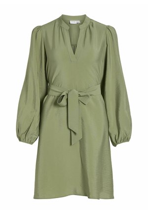 Olivno zelena obleka z V-izrezom, dolgimi napihnjenimi rokavi in oblečenim pasom v pasu. Narejena iz gladkega, sijočega materiala z udobnim krojem.
