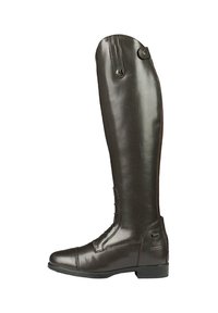 Stivale da equitazione alto in pelle marrone scuro con lacci sul davanti e cinghie con bottoni vicino alla parte superiore su sfondo bianco.