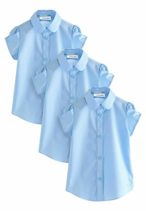 Camicie azzurre a maniche corte con colletto a punta e bottoni decorativi, caratterizzate da una texture liscia e pieghe sottili sulle maniche.