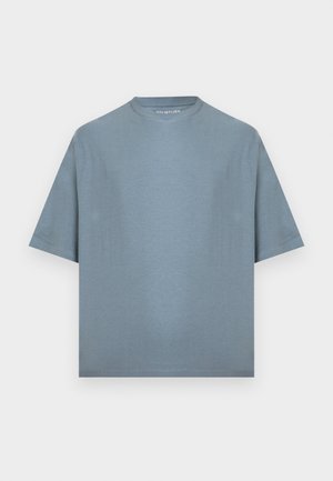 Camiseta unisex de manga corta y cuello redondo en color azul apagado sólido, exhibida sobre un fondo gris claro.