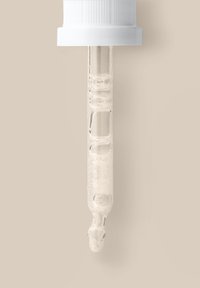 Pipette en verre clair avec un capuchon en plastique blanc, dotée d'une extrémité conique et d'une ampoule texturée pour une meilleure prise. Liquide visible à l'intérieur de la pipette.