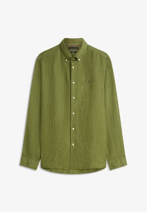 Chemise en lin vert olive à manches longues, boutonnée, avec col boutonné et petit logo Tommy Hilfiger sur le côté gauche de la poitrine.