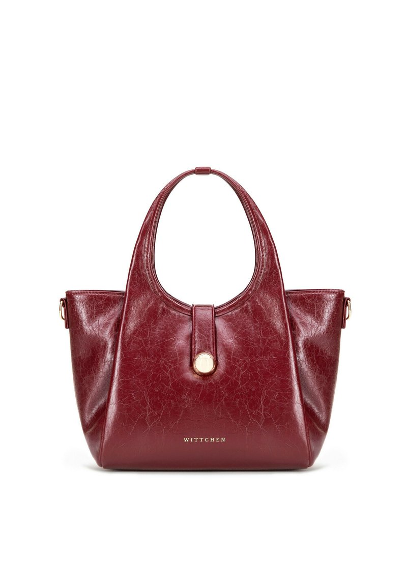 Bordeaux synthetisch leren handtas met een ronde handgreep en een voorkant met druksluiting. Bevat een logo in goudkleurige tint onderaan. Gladde textuur.