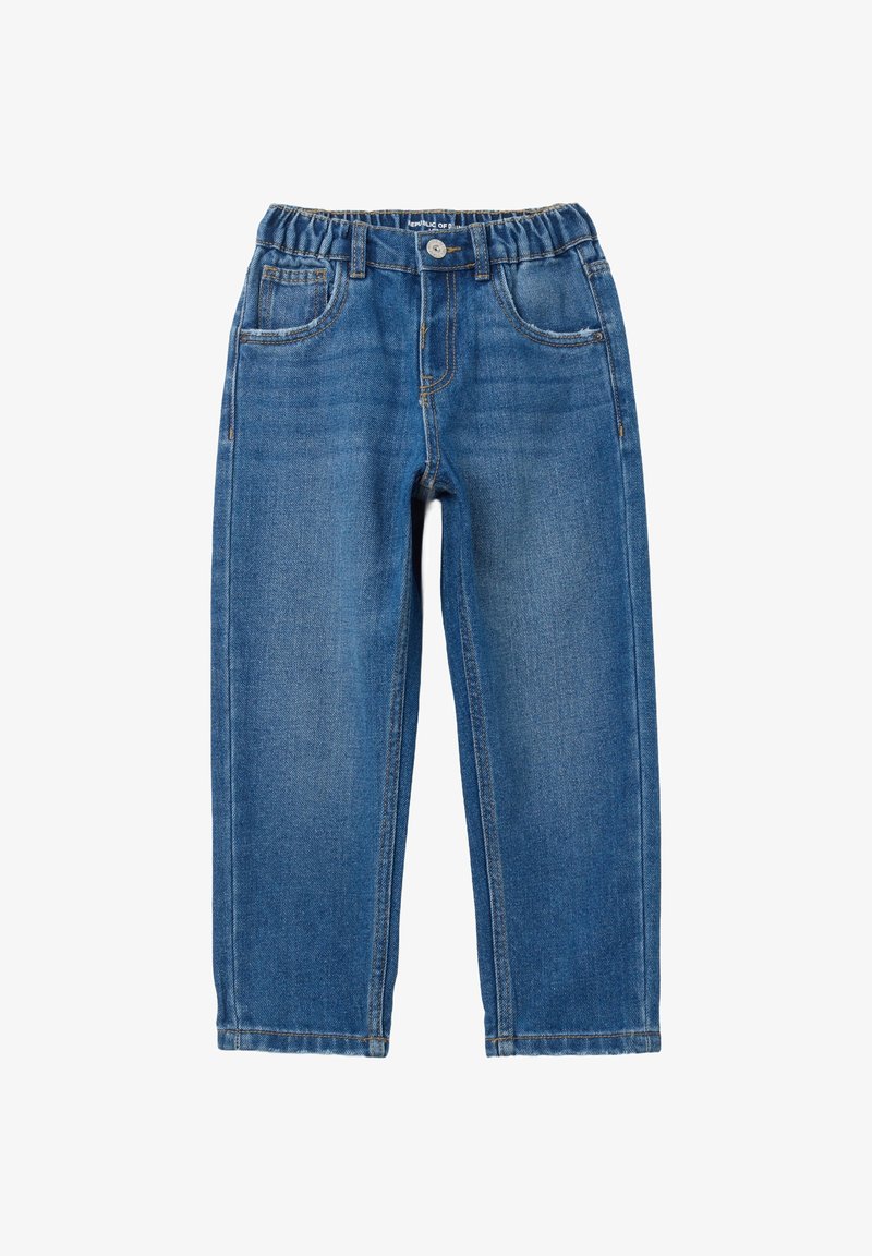 Jeans de mezclilla azul con un diseño de pierna recta, cinturilla elástica, bolsillos frontales y detalles de costura visibles. Sin adornos ni patrones.