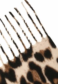 Leopardenmuster-Schal in Beige und Braun. Die Kanten verfügen über schwarzen und braunen geflochtenen Fransen. Weiche Textur mit ausgeprägten Punkten und Mustern.