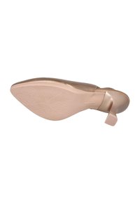 Zapato de tacón alto en oro pálido con una superficie lisa y brillante. Cuenta con una suela texturizada con "Comfort Walk" grabado y un tacón inclinado.