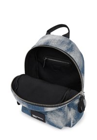 Zaino in denim con forma arrotondata, chiusura con zip argentata, interno nero e una piccola tasca con zip all'interno. Gradiente di colore con accenti sbiaditi.