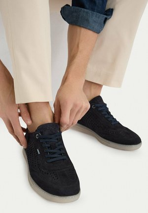 Lasocki, LASOCKI MEN'S NAVY BLUE LOW SHOES - Sportlicher Schnürer - blue