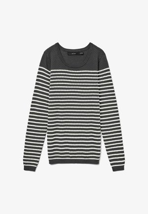 Tumši pelēks adīts džemperis ar teksturētu audumu, kas rotāts ar baltām horizontālām svītrām. Apaļa apkakle un garas piedurknes.