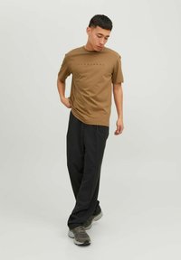 Jack & Jones JJESTAR TEE - T-shirt imprimé - otter