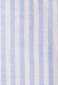 Tissu tissé à rayures verticales bleu clair et blanc avec une texture de fil visible et un aspect doux et aérien.