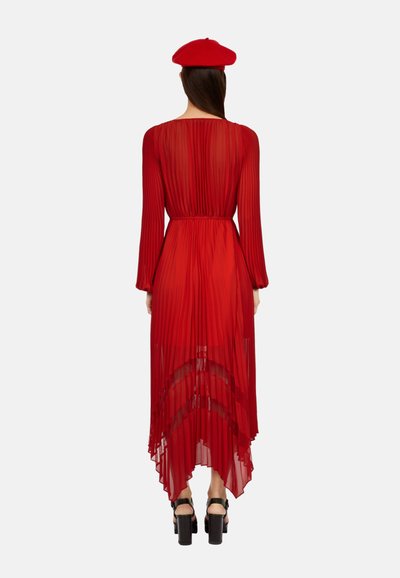 Rode geplooide maxi-jurk met lange mouwen, voorzien van een hoge-lage zoom en een elastische taille. Matte textuur, aangevuld met een rode baret.