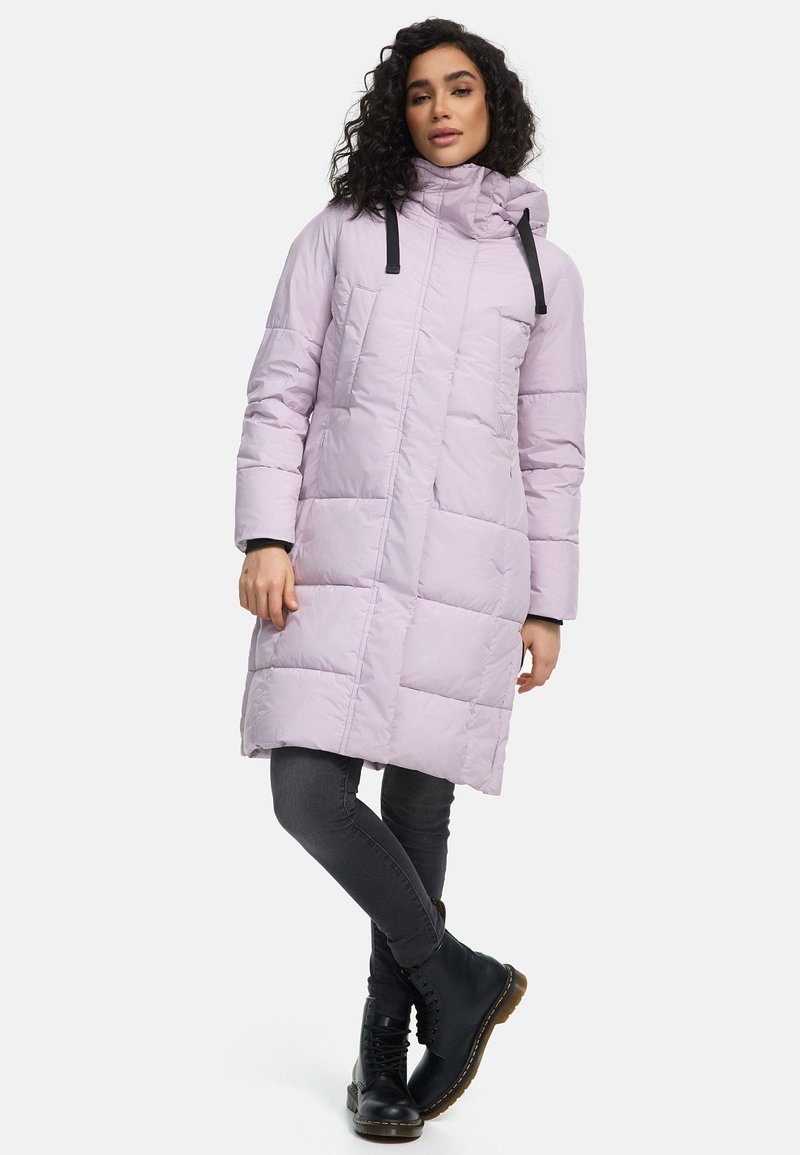 Lila puffer jakna z visoko ovratnikom, črnimi vrvicami in kvadratnim vzorcem. V kombinaciji s temno sivo obleko in črnimi čipkastimi škornji.
