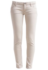 Pantalon beige slim-fit avec fermeture à bouton et zip devant, passants de ceinture et style cinq poches, présenté sur fond blanc uni.